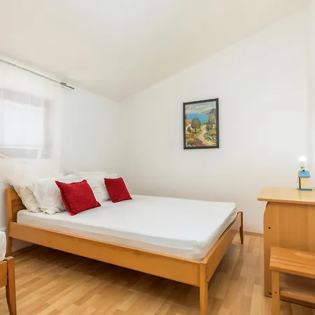 Guest house And With Parking Space - 13742 Fazana
