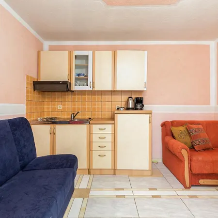Guest house And With Parking Space - 13742 Fazana