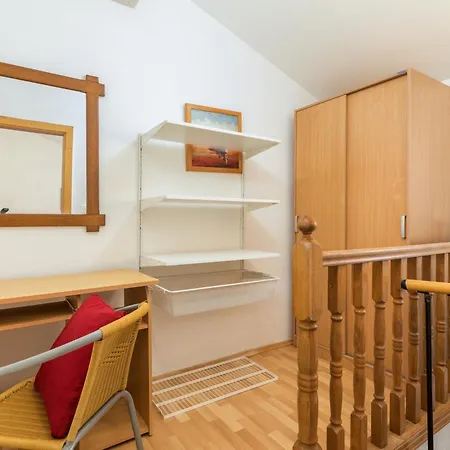 Guest house And With Parking Space - 13742 Fazana
