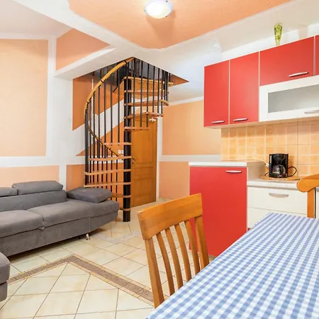 Guest house And With Parking Space - 13742