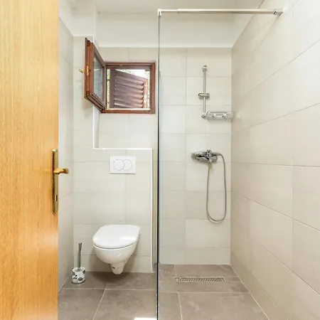 Guest house And With Parking Space - 13742 Fazana