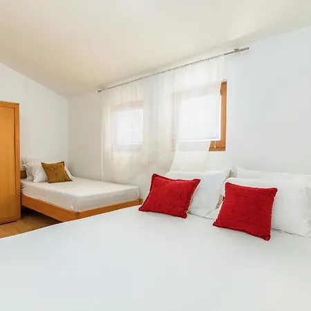 Guest house And With Parking Space - 13742 Fazana