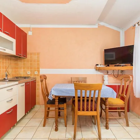 Guest house And With Parking Space - 13742 Fazana